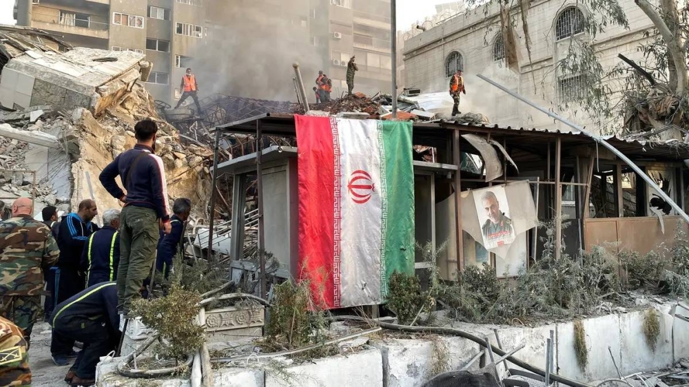 آثار القصف الإسرائيلي على القنصلية الإيرانية في سورية .