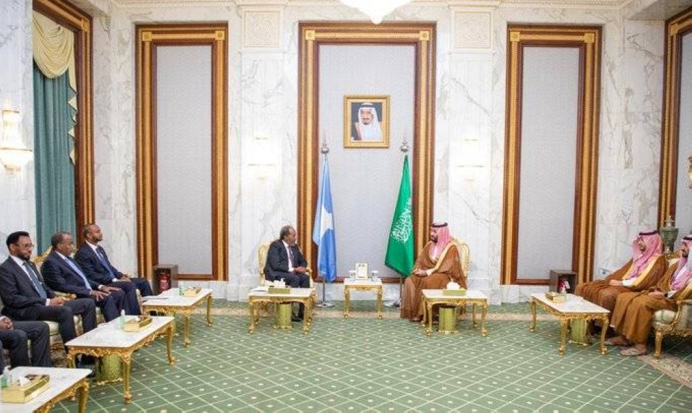 ولي العهد يستعرض العلاقات الثنائية مع رئيس جمهورية الصومال الفيدرالية
