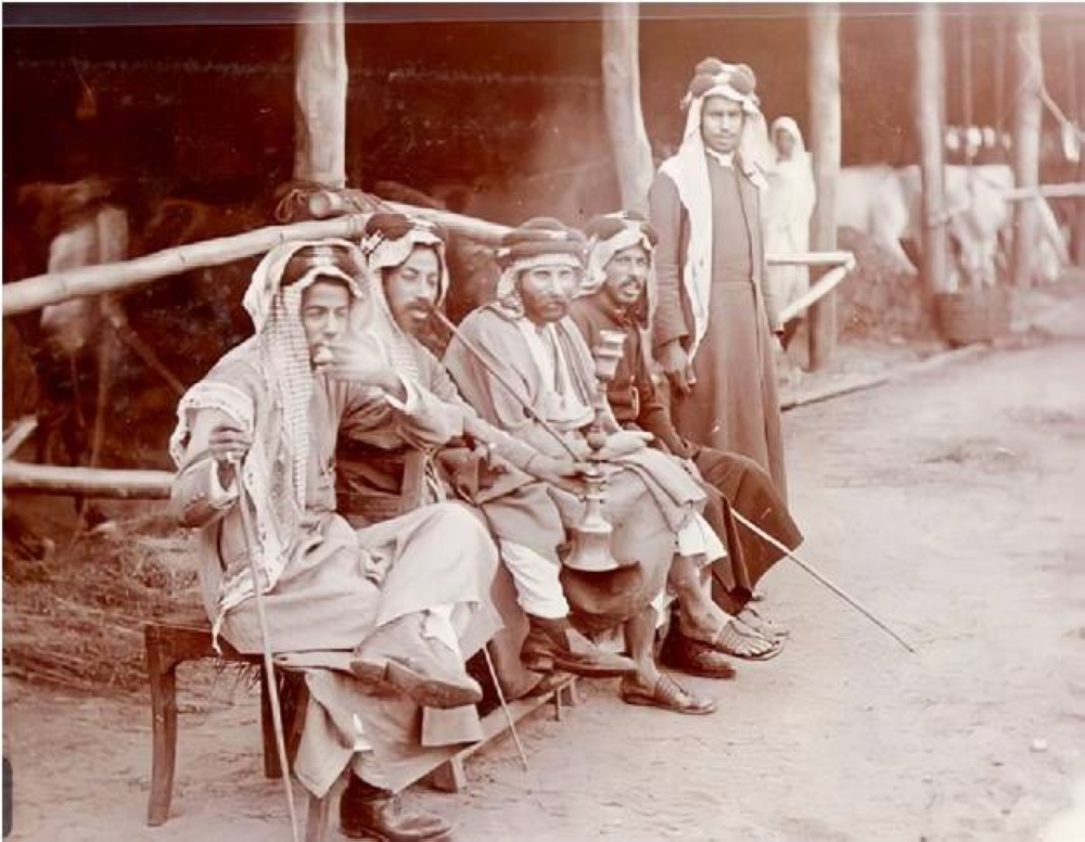مجموعة من تجار الخيول العرب في الهند أمام إسطبلاتهم سنة 1905. (المصدر: مجموعة تراث مكتبات أوكلاند)