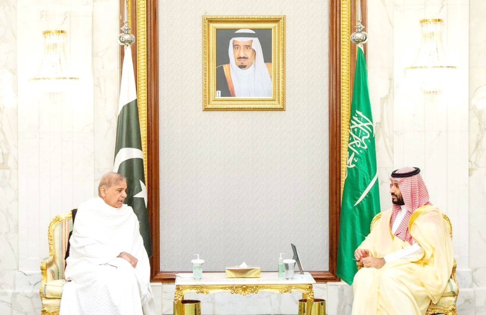 



ولي العهد الأمير محمد بن سلمان، خلال استقباله رئيس وزراء باكستان، في مكة المكرمة أمس.  (واس)