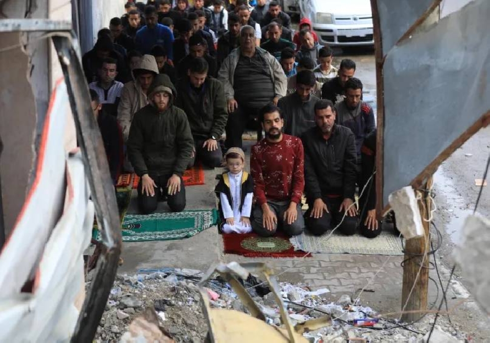 أهالي غزة يؤدون صلاة العيد على أنقاض المساجد.