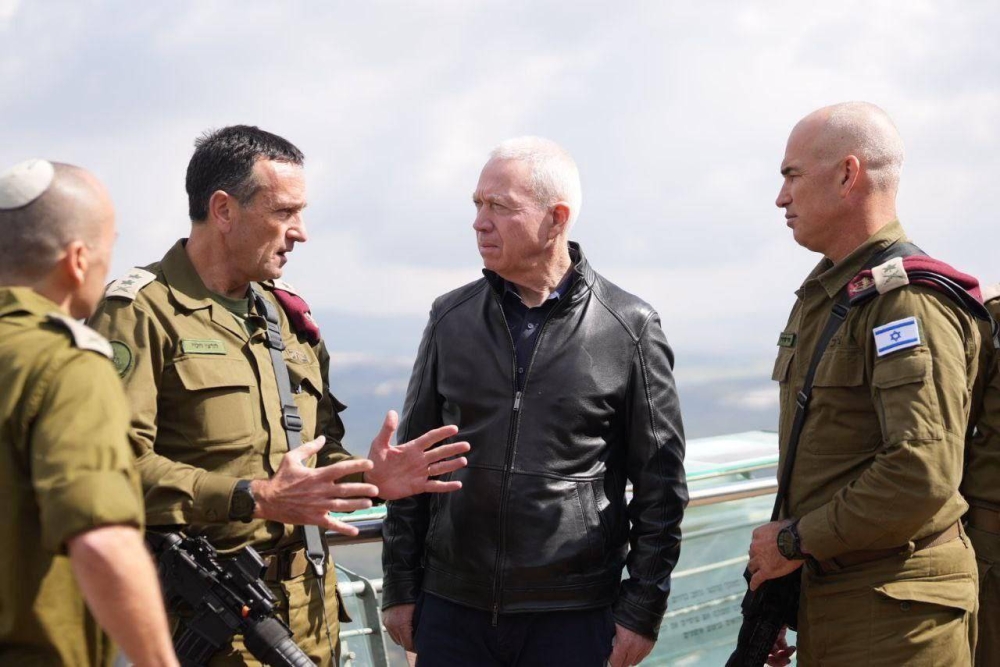 وزير دفاع إسرائيل مع قادة عسكريين.