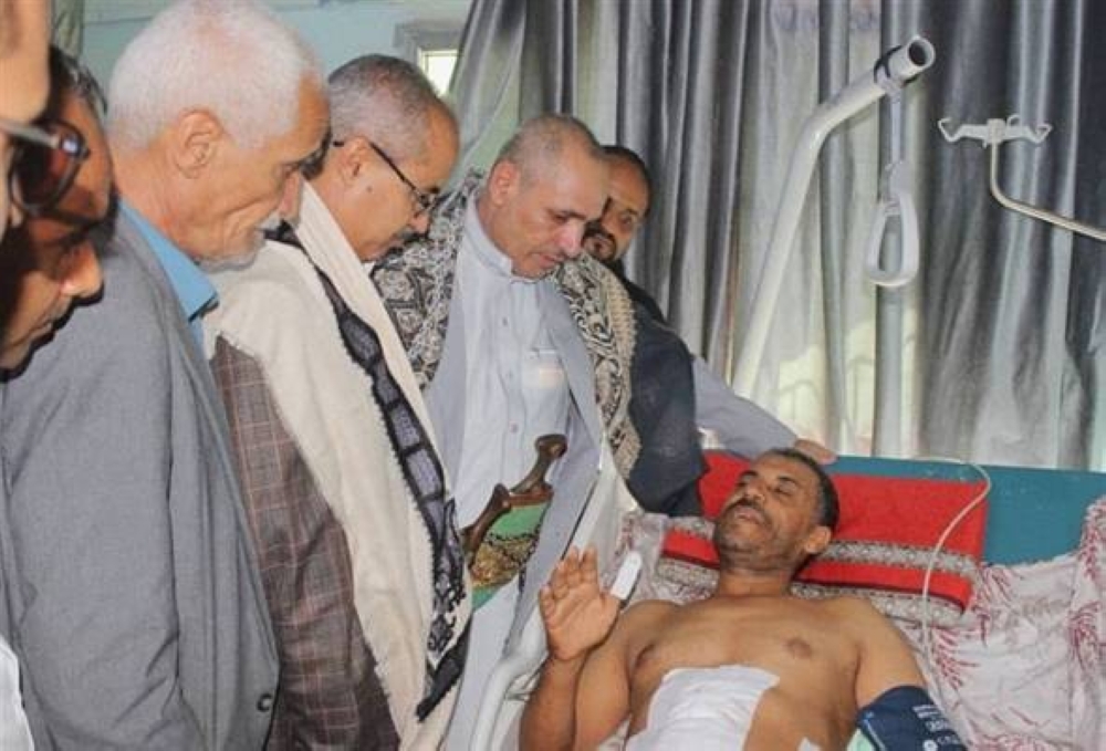 محافظ تعز يزور عضو النيابة الذي اصيب بقنص حوثي