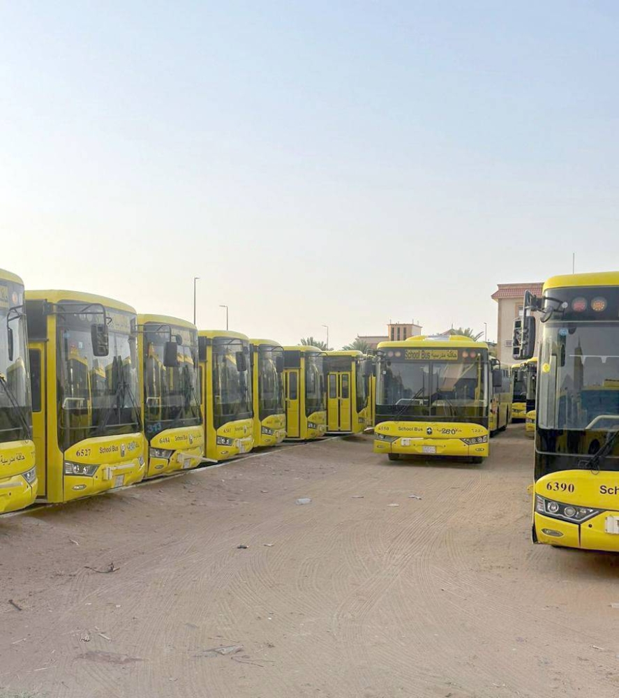 



حافلات مدرسية خصصت لنقل الطلاب والطالبات. (وزارة التعليم)