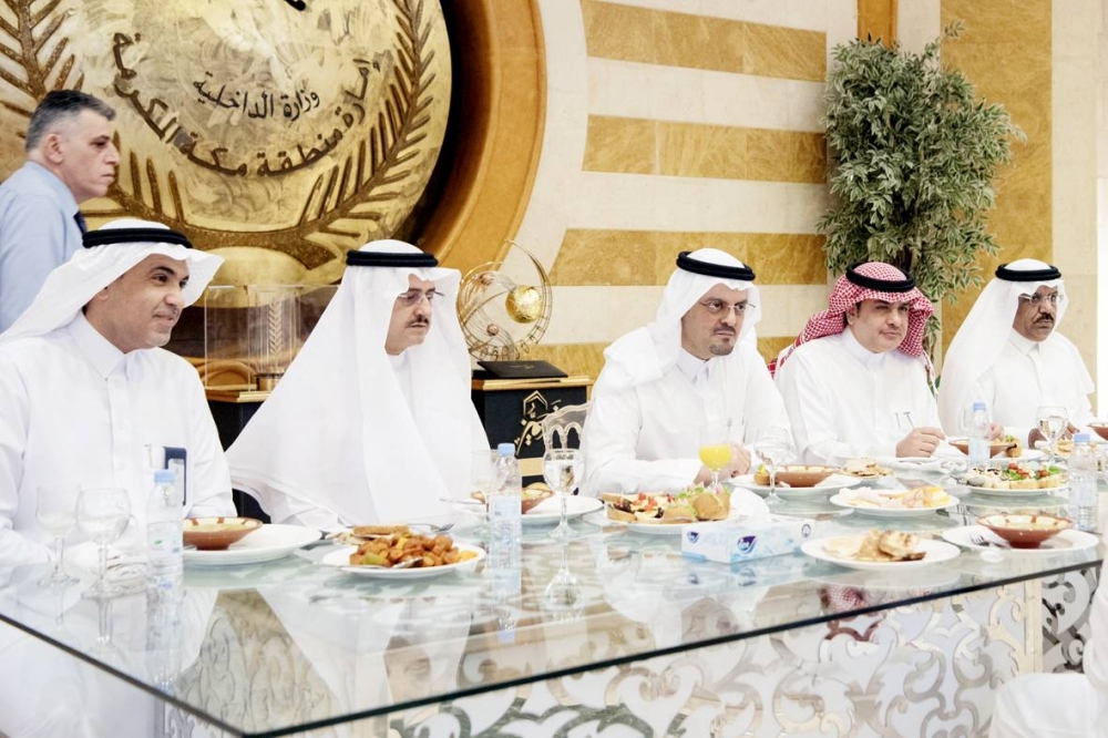 



نائب أمير مكة المكرمة يشارك منسوبي الإمارة إفطار العيد. (واس)