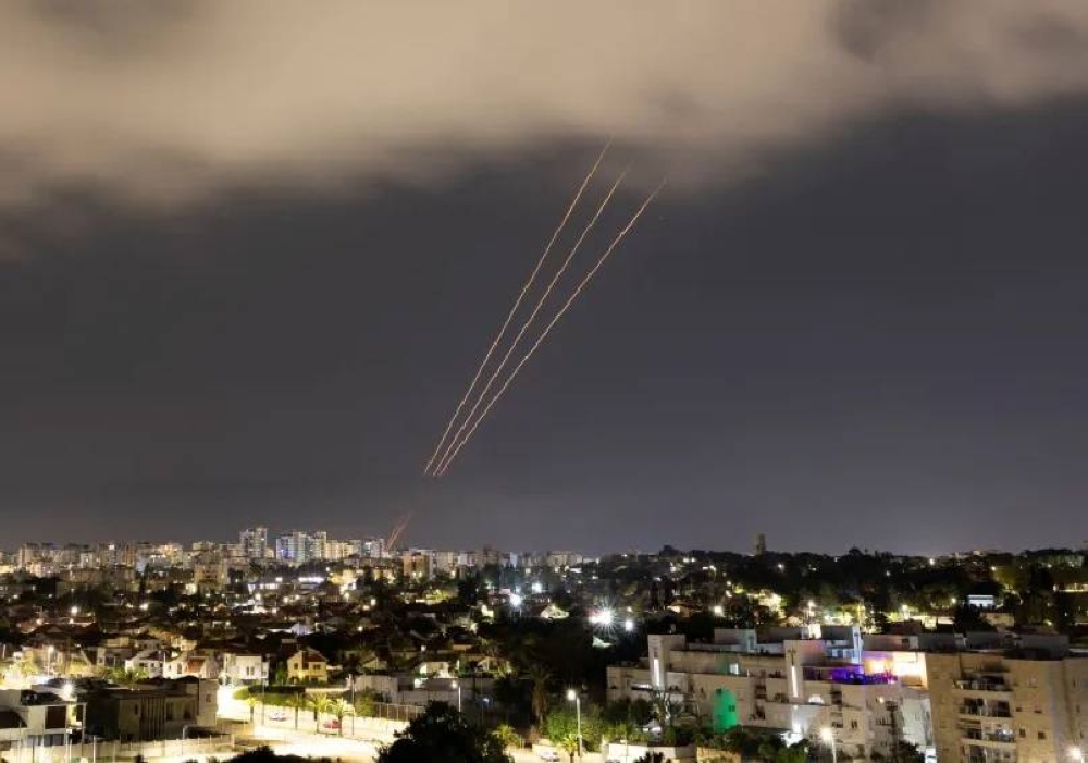 مضادات إسرائيلية تتصدى للمسرات والصواريخ الإيرانية