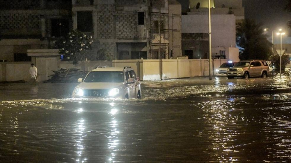 سيارة غارقة بمياه الأمطار في مدينة عيسى في جنوب البحرين.