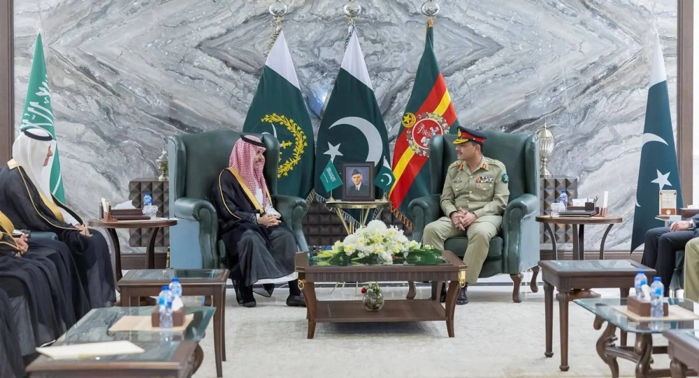 وزير الخارجية يلتقي رئيس أركان الجيش الباكستاني