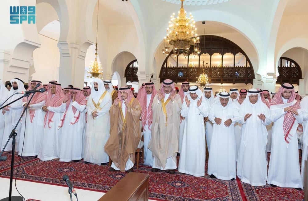 أمير الرياض يؤدي صلاة الميت على محمد بن معمر