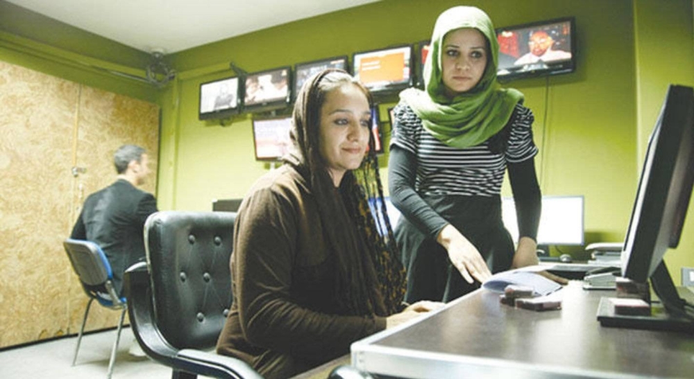 صحفيات أفغانيات في إحدى القنوات التلفزيونية في كابول