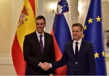 رئيس الوزراء السلوفيني روبرت غولوب ونظيره الإسباني بيدرو سانشيز. 