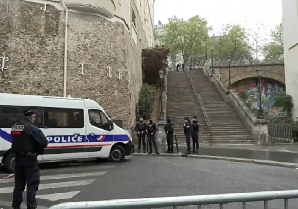 الشرطة الفرنسية تطوق مقر القنصلية الإيرانية في باريس .