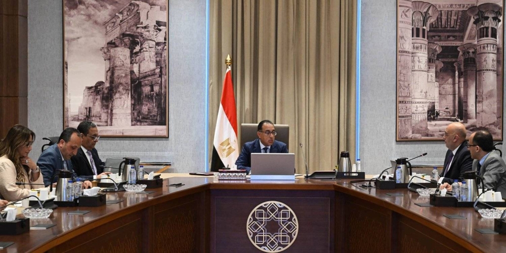  رئيس الوزراء المصري خلال اجتماع حكومي .