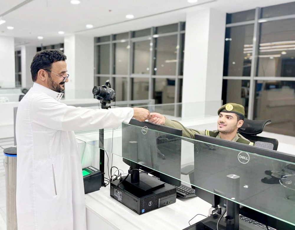 



موظف بالجوازات ينهي إجراءات مواطن قدم من الإمارات عبر منفذ البطحاء البري. (واس)