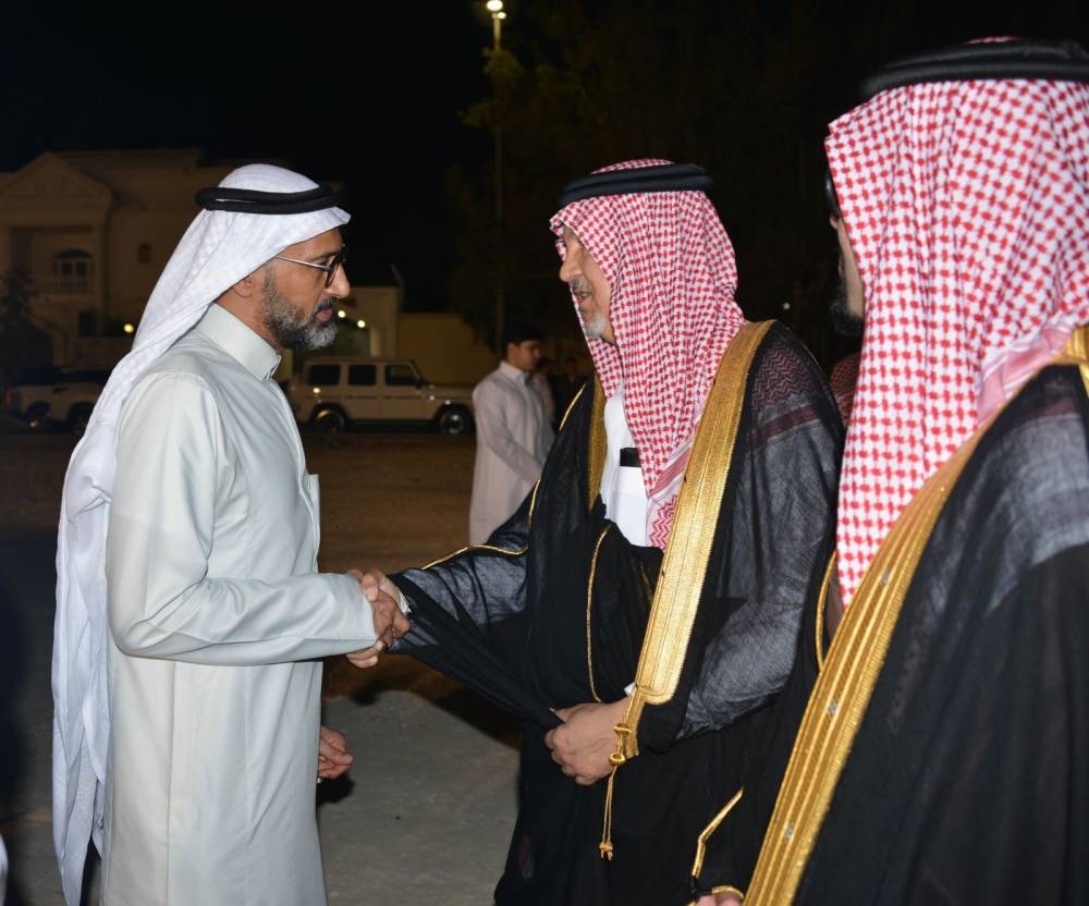 الأمير عمرو محمد الفيصل مقدماً واجب العزاء. (تصوير: عبدالسلام السلمي) 