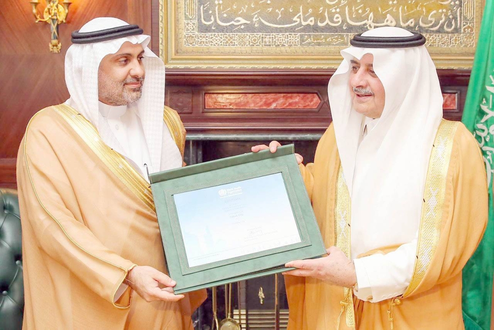 



الأمير فهد بن سلطان يتسلَّم شهادة اعتماد تبوك مدينة صحية.  (واس)