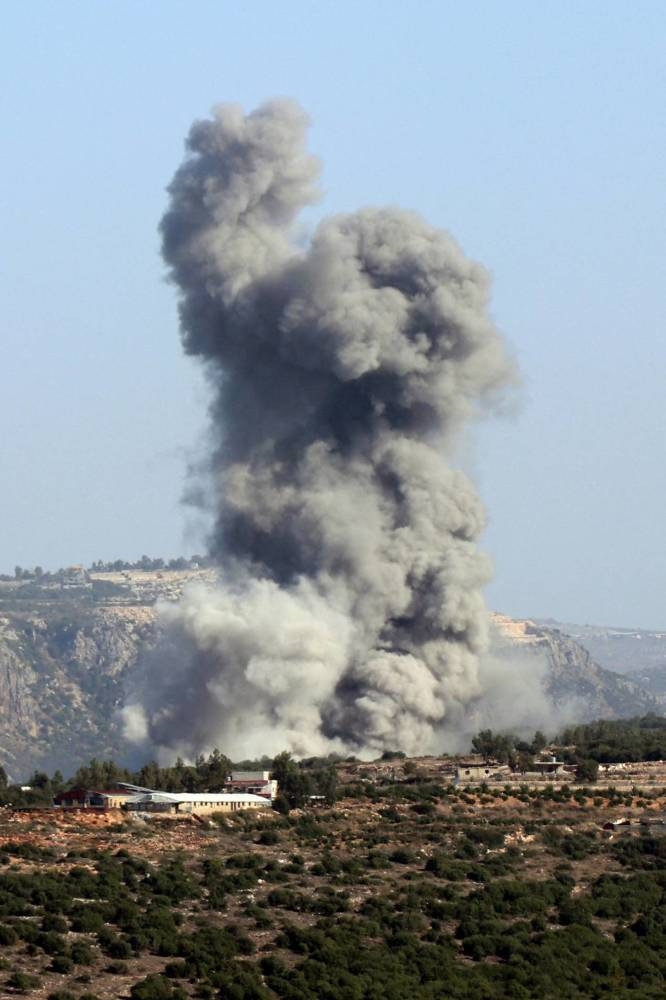 



دخان يتصاعد من أحد المواقع في قرية جبين بجنوب لبنان التي تعرضت لغارة إسرائيلية أمس.