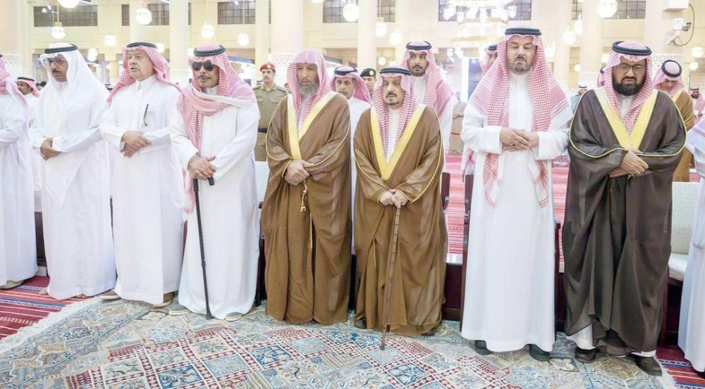 أمير الرياض يؤدي صلاة الميت على منصور بن بدر