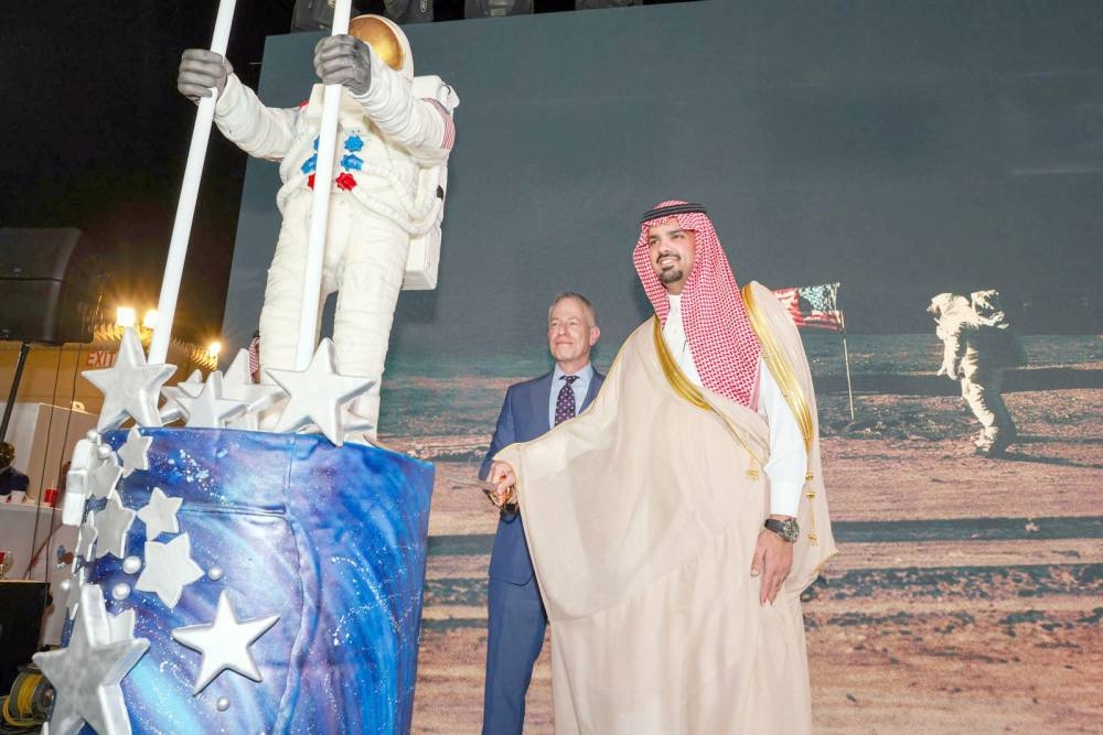 



أمين منطقة الرياض شارك السفارة الأمريكية في احتفالها. (عكاظ)