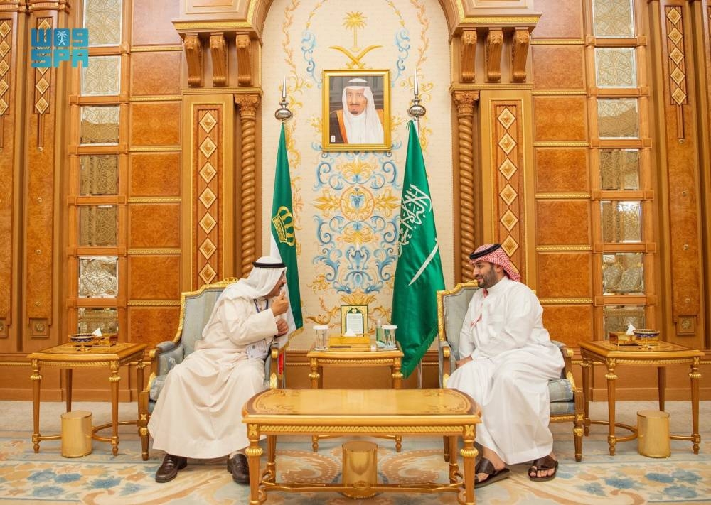 ولي العهد وأمير الكويت يستعرضان أوجه العلاقات الأخوية بين البلدين الشقيقين