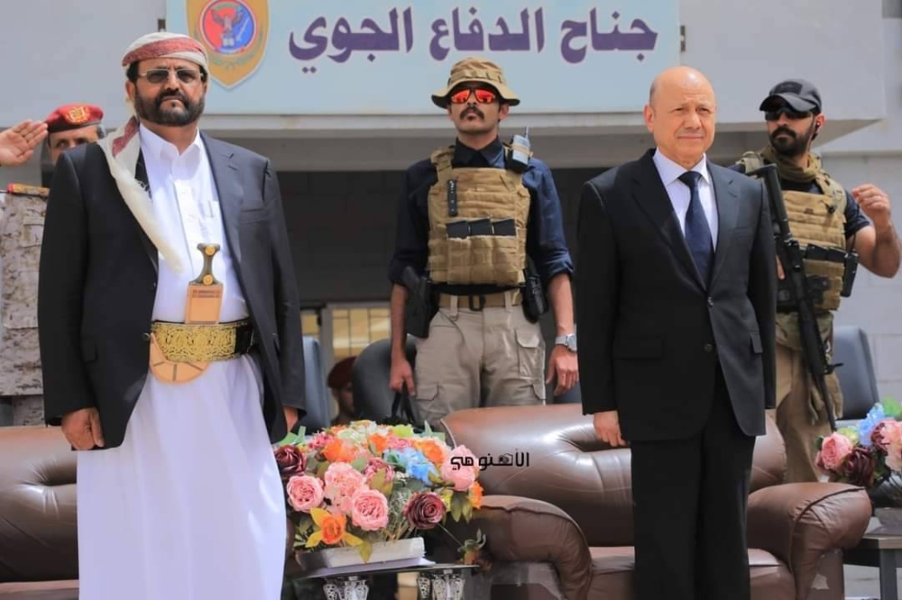 في زيارة هي الأولى.. رئيس مجلس القيادة الرئاسي اليمني يصل مأرب