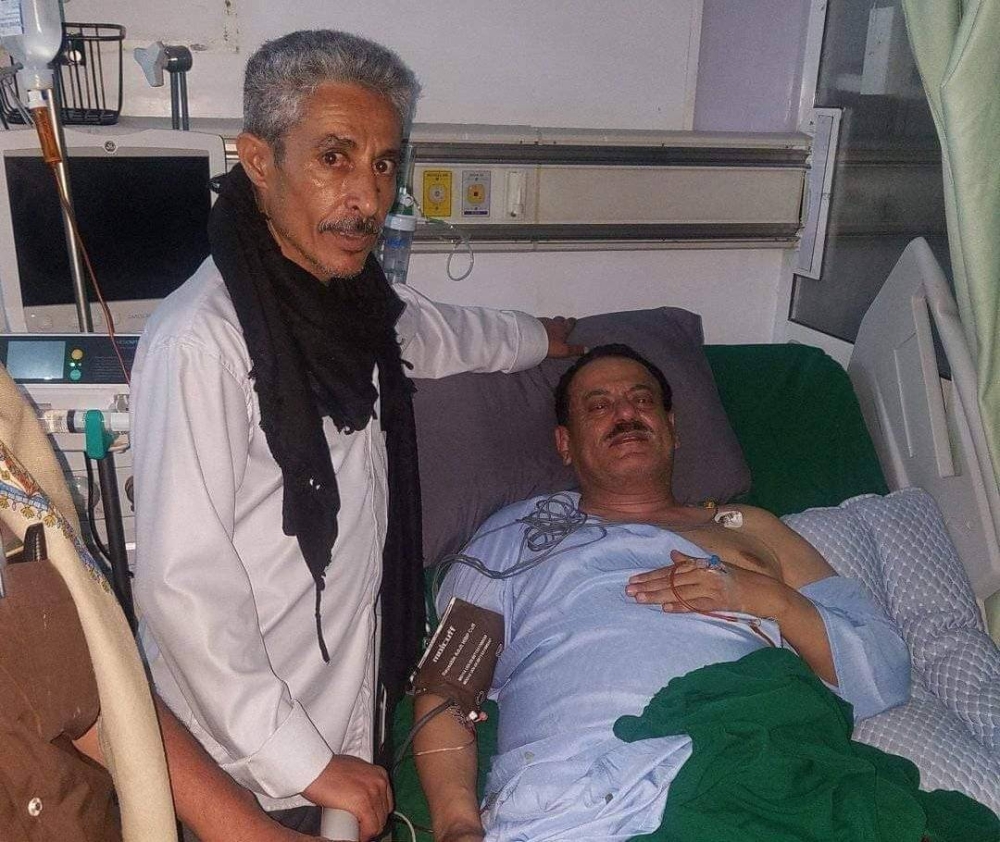 أحمد سيف حاشد يرقد في أحد مستشفيات صنعاء بعد تعرضه للسم.