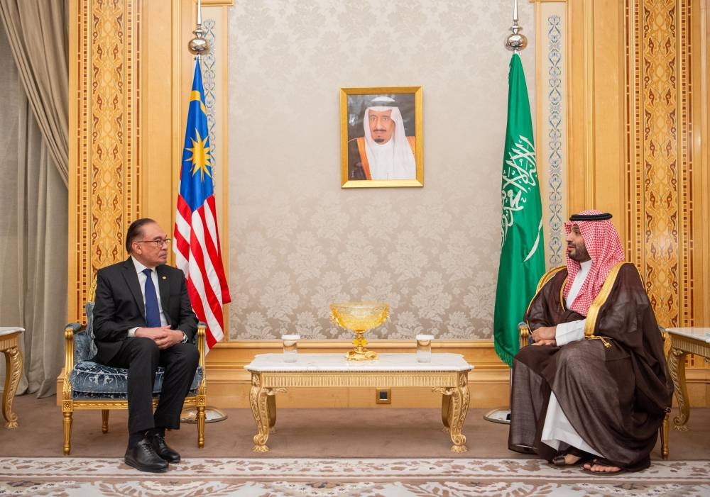 ولي العهد ورئيس وزراء ماليزيا يستعرضان أوجه العلاقات السعودية الماليزية
