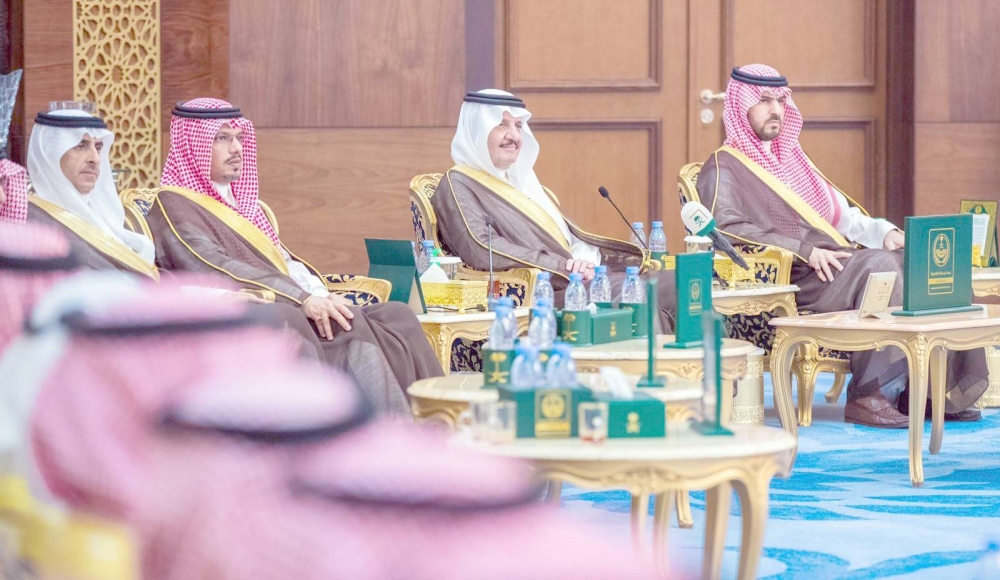 



الأمير عبدالعزيز بن سعد مثنياً على اهتمام ورعاية القيادة للمواطن.