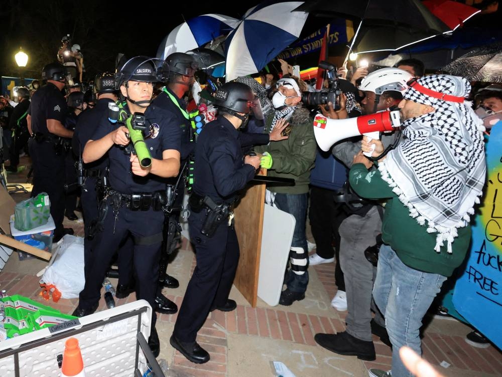 الشرطة الأمريكية تقتحم جامعة كاليفورنيا لفض الاعتصامات المؤيدة لغزة