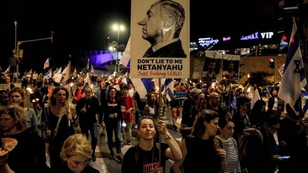 للمطالبة بإطلاق ذويهم وإتمام الصفقة.. محتجون إسرائيليون يقطعون طرقاً رئيسية في تل أبيب