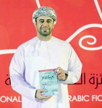 



زهران القاسمي بعد فوز روايته «تغريبة القافر» بالجائزة العالمية للرواية العربية لعام 2023.