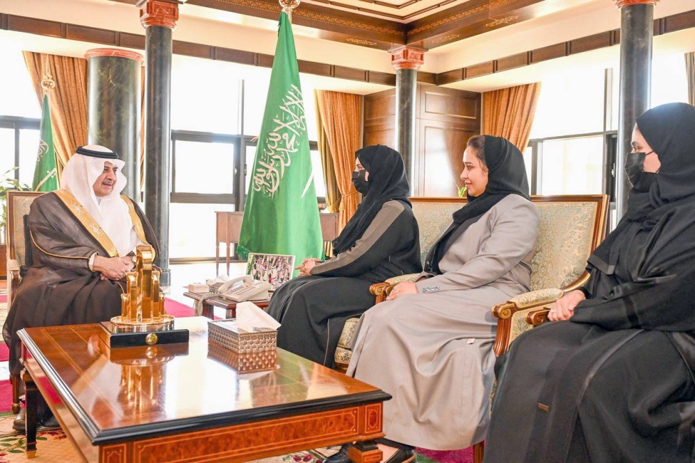 استقبل أمين عام مجلس جازان..  أمير تبوك: المرأة السعودية شاركت في دفع عجلة التنمية