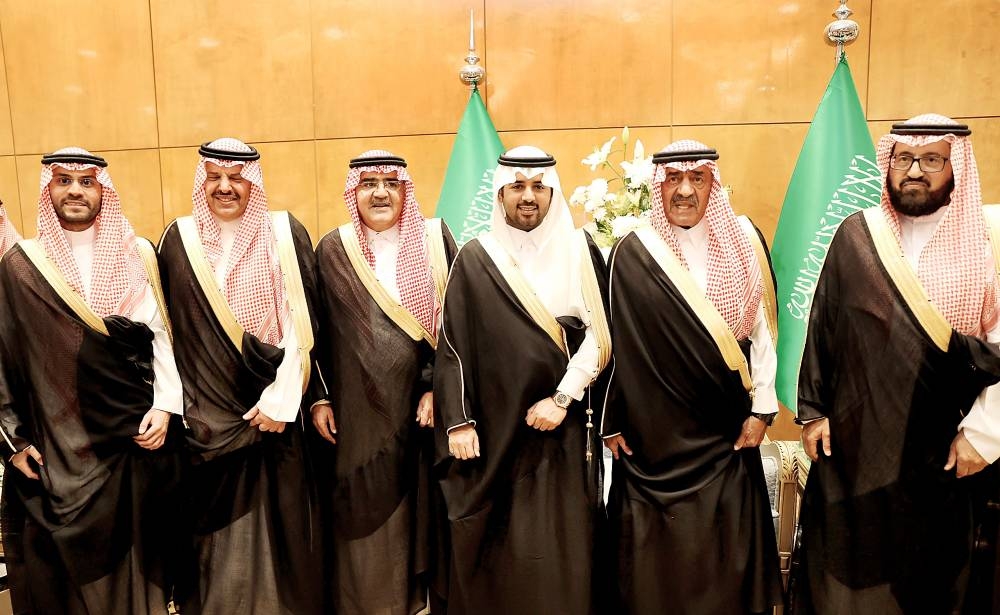 



الأمير مقرن بن عبدالعزيز، والعريس ووالده ووالد العروس. (عكاظ)