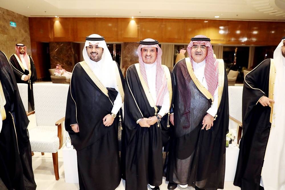 



الأمير فهد بن مقرن، الدكتور ناصر الداود، والأمير محمد بن فهد.