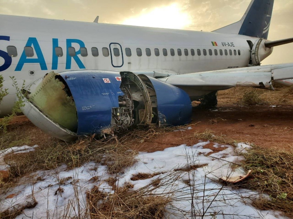 إغلاق مطار دكار بعد إصابة 11 شخصاً في انحراف طائرة عن المدرج