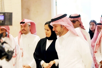 



وزير البلديات والإسكان خلال تدشينه معرض برنامج سكني في واشنطن. (واس)