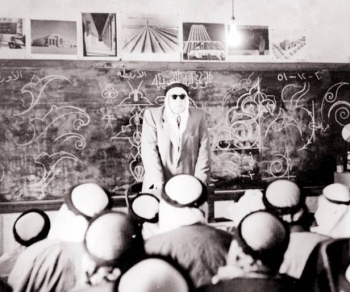 



الشيخ الأثري يحاضر على طلبة المدرسة المباركية في ديسمبر 1951.