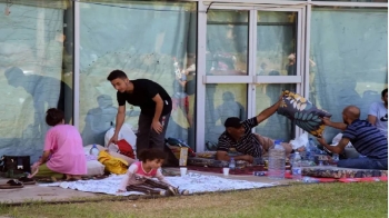 نازحون لبنانيون يفترشون الطرقات.