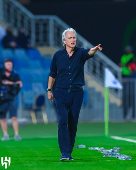 خيسوس أمام يايسله.. فرد عضلاته