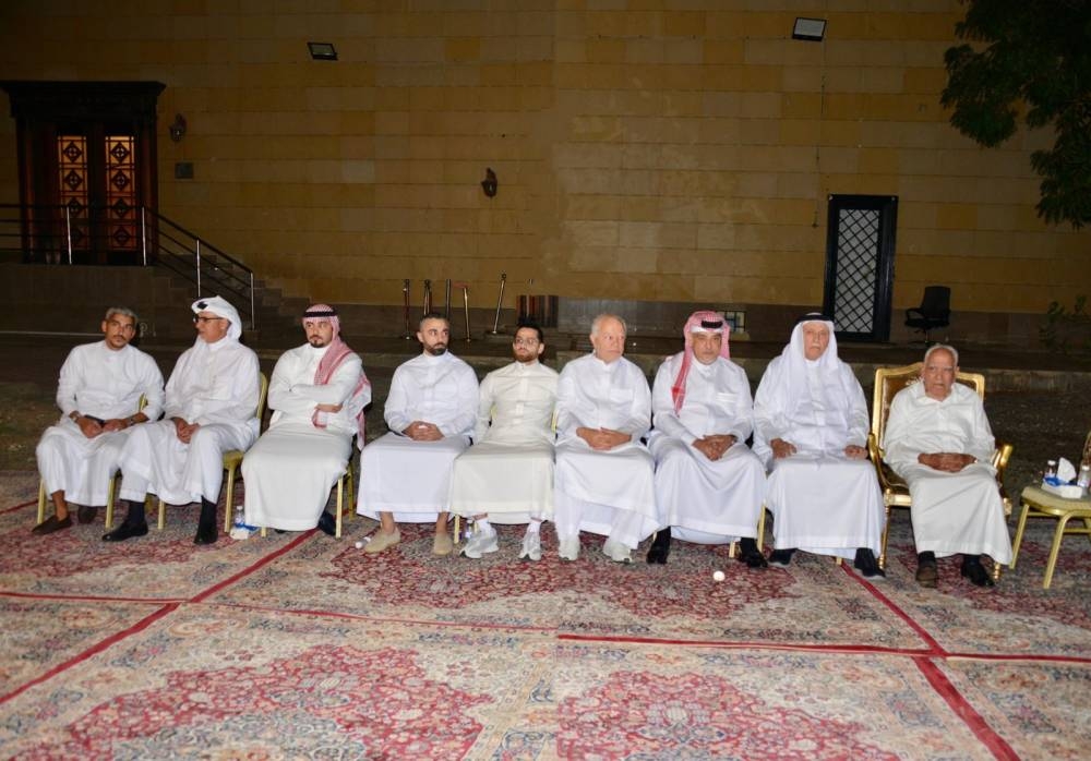 مسؤولون وأعيان يواسون أسرتي القاضي وآغا في فقيدتهم