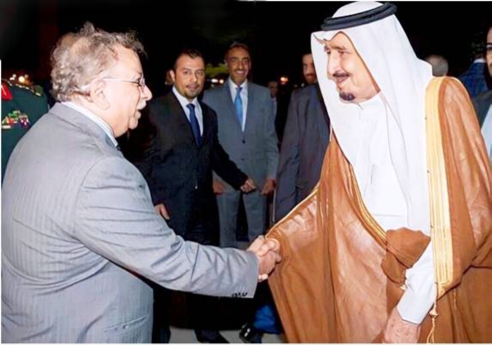 المعلمي يصافح الملك سلمان في واشنطن سنة 2015م.