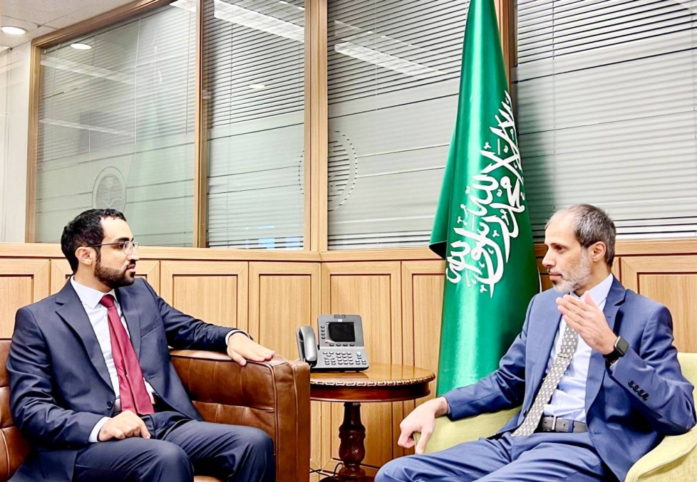 الملحق الثقافي السعودي في كوريا يتحدث للزميل الشهري. (عكاظ)