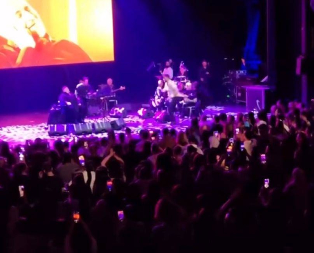 لحظة محرجة على المسرح.. معجبة تحتضن جورج وسوف في السويد