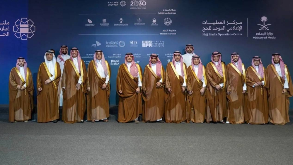 وزير الداخلية يتفقد مركز العمليات الإعلامي الموحد لموسم الحج التابع لوزارة الإعلام