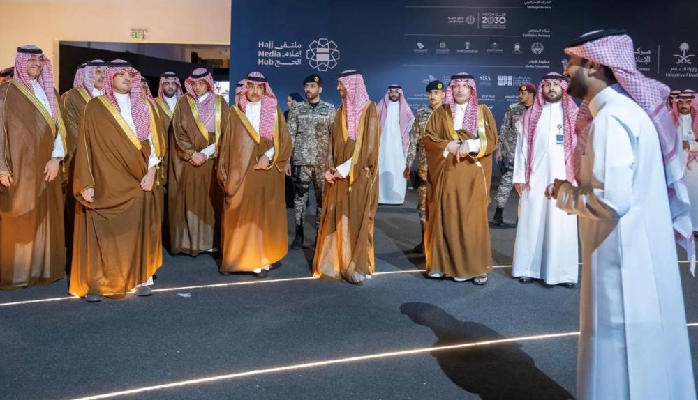 وزير الداخلية يتفقد مركز العمليات الإعلامي الموحد لموسم الحج التابع لوزارة الإعلام