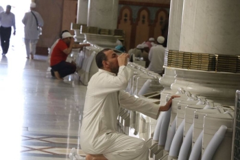 مع ارتفاع درجات الحرارة في المدينة، تكثيف أعمال التبريد لزوار المسجد النبوي الشريف. (تصوير: عبدالهادي الصويان) (2)