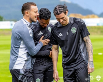 مدرب الأهلي ماتياس يمازح الثنائي ابانيز وجالينو في معسكر النمسا.