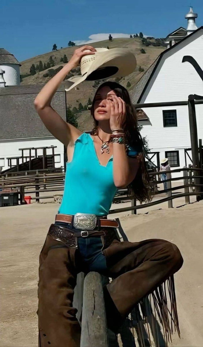 بيلا حديد تُعيد إحياء الأسلوب الريفي بـترند Ranch Girl Summer