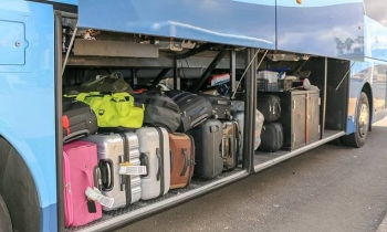 العثور على طفلة حية تركتها والدتها في حقيبة سفر داخل حافلة !