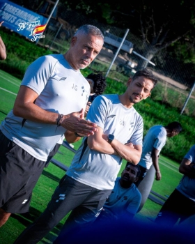 المدرب يتحدث للاعبين. (تصوير: المركز الإعلامي بنادي الفتح) 